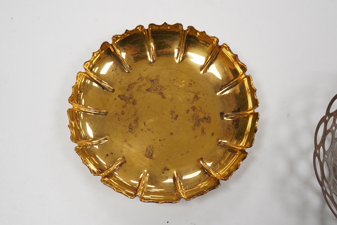 An Elizabeth II silver gilt small dish, by C.J. Vander Ltd, London, 1964, 10cm, a pair of pierced silver bonbon dishes and a small silver Tudor Rose dish, 6.4oz.